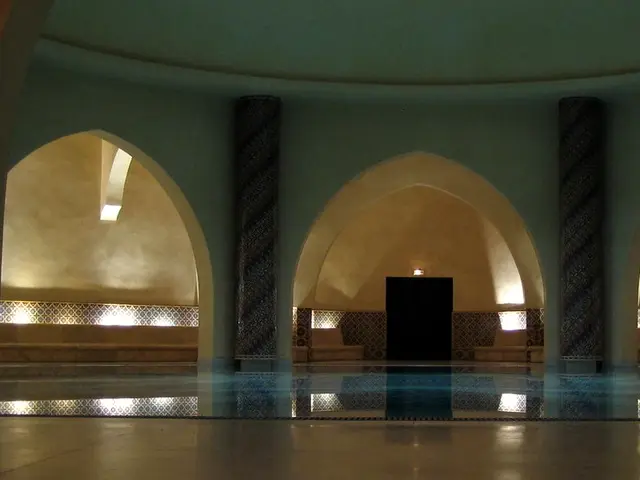 Kemerli nişleri ve havuzuyla loş hamam salonu — Firuzköy, Masaj Salonun