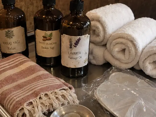 Masaj yağı şişeleri, rulo havlular ve pembe peştemal — Firuzköy, Masaj Salonun